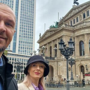 Mira und Siegmund an der Alten Oper